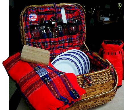 Deluxe Picnic Basket